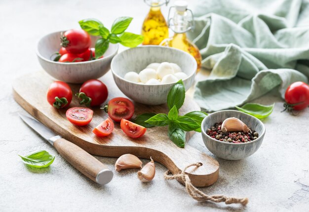 Stół z naczyniami i składnikami